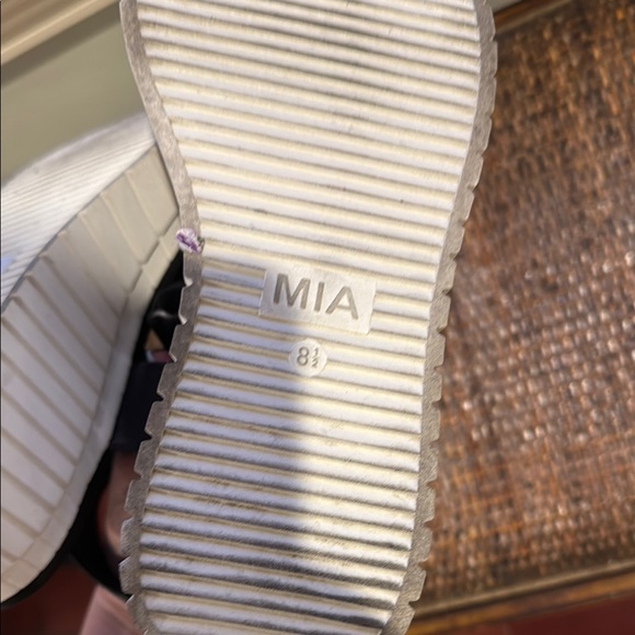 Stylish Black Platform Sandals - Picture 6 of 6